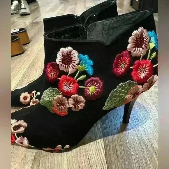 Beverly Feldman floral embroidered heeled boots - Picture 3 of 10